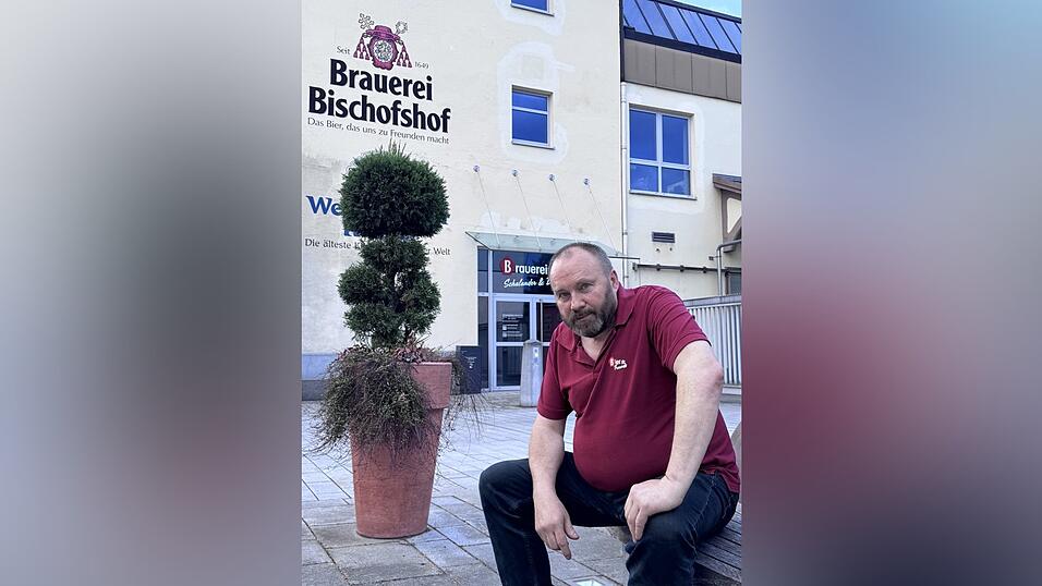 Peter Turicik sitzt vor dem Eingang der Brauerei Bischofshof.
