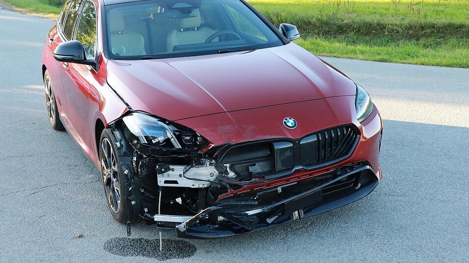 Der 23-jährige Fahrer dieses aus der Moosstraße kommenden BMW kam laut Polizei mit leichten Verletzungen davon. Der 23-jährige Fahrer dieses aus der Moosstraße kommenden BMW kam laut Polizei mit leichten Verletzungen davon.