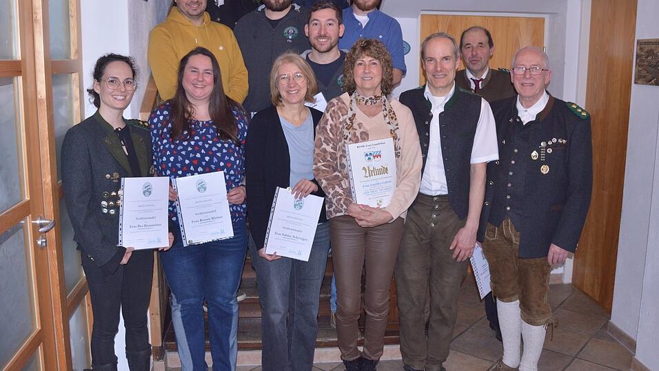 Durch den Sch&uuml;tzengau ausgezeichnete Mitglieder mit drittem Gausch&uuml;tzenmeister Alt.