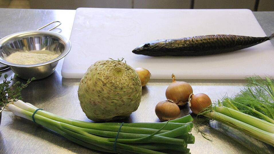 Daniel Siegl vom Siegls in Furth im Wald kocht Rahmsüppchen vom Räucherfisch.