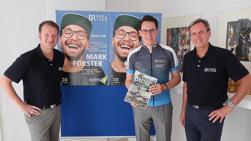 Die Vorfreude auf die BR-Radltour ist ihnen deutlich anzumerken: OB Christian Moser (M.) sowie Dr. Markus Riese (l.) und Wolfgang Slama vom Bayerischen Rundfunk. Die Vorfreude auf die BR-Radltour ist ihnen deutlich anzumerken: OB Christian Moser (M.) sowie Dr. Markus Riese (l.) und Wolfgang Slama vom Bayerischen Rundfunk.