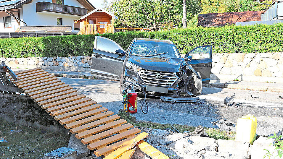 Der Fahrer ist mittelschwer, sein Beifahrer leichtverletzt. Der Fahrer ist mittelschwer, sein Beifahrer leichtverletzt.