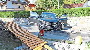 Der Fahrer ist mittelschwer, sein Beifahrer leichtverletzt.