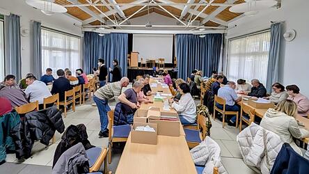 Die ehren- und hauptamtlich Engagierten bei der Ausz&auml;hlung im Pfarrheim Pilsting