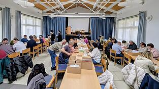 Die ehren- und hauptamtlich Engagierten bei der Ausz&auml;hlung im Pfarrheim Pilsting