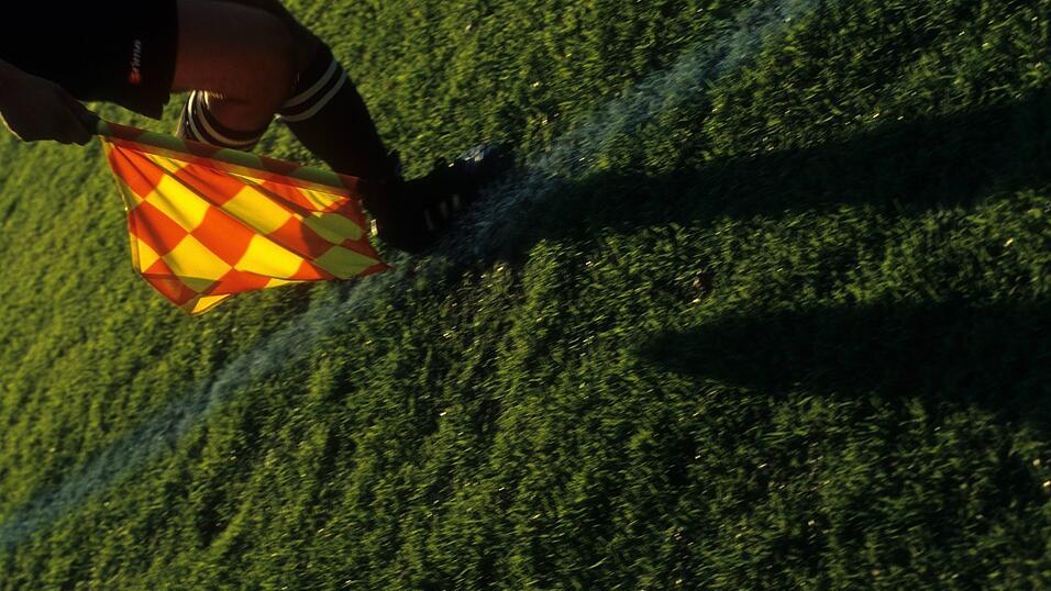 Die Fahne eines Linienrichters (Symbolbild) spielt eine nicht ganz unwesentliche Rolle bei den Vorfällen rund um ein Junioren-Fußballspiel am vergangenen Wochenende in Straubing.