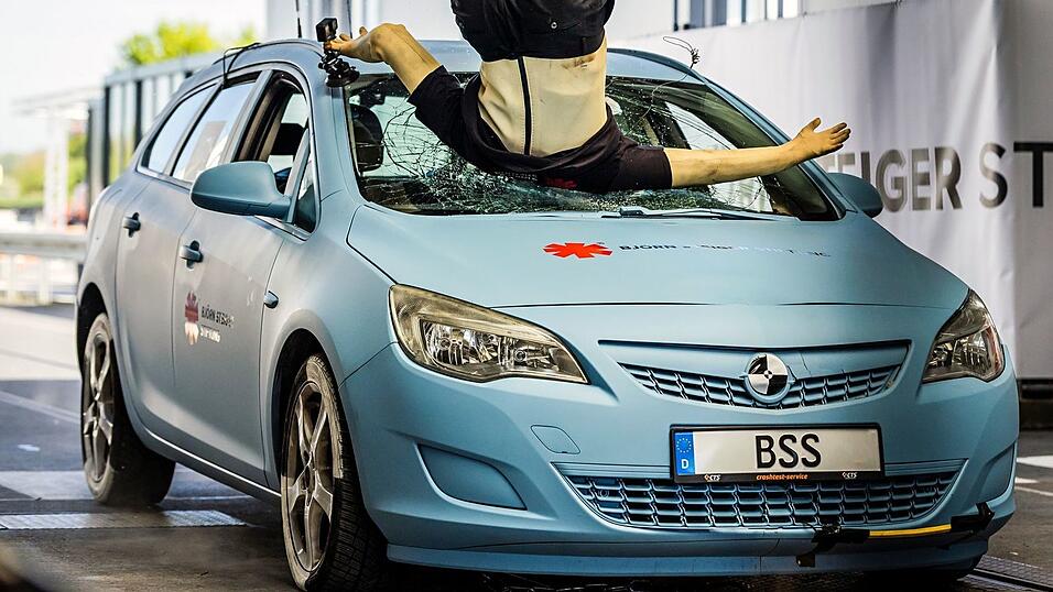 Beim Aufprall versplittert die Windschutzscheibe des heranfahrenden Autos. Beim Aufprall versplittert die Windschutzscheibe des heranfahrenden Autos.