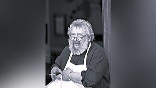 Brille, Wuschellocken, Vollbart und Schürze: So werden sich die Chamer an den verstorbenen Gastronomen Riccardo Orlandini erinnern. Brille, Wuschellocken, Vollbart und Schürze: So werden sich die Chamer an den verstorbenen Gastronomen Riccardo Orlandini erinnern.