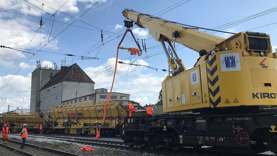 Ein 80 Tonnen schwerer Waggon ist auf Höhe der Passauer Straße entgleist. Ein 80 Tonnen schwerer Waggon ist auf Höhe der Passauer Straße entgleist.