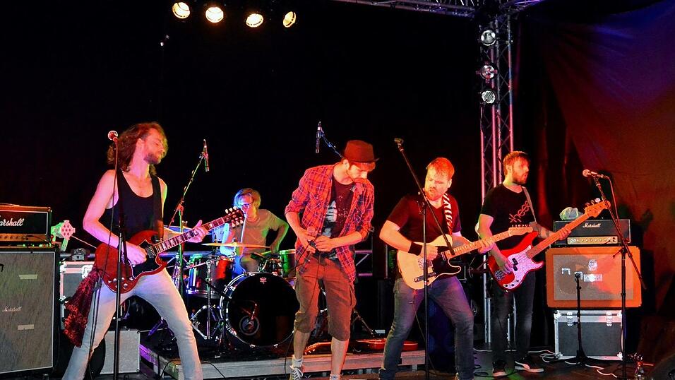 Auf der B&uuml;hne sorgten die jeweiligen Bands f&uuml;r beste Stimmung beim Rock am Band 2016 in Marchenbach.