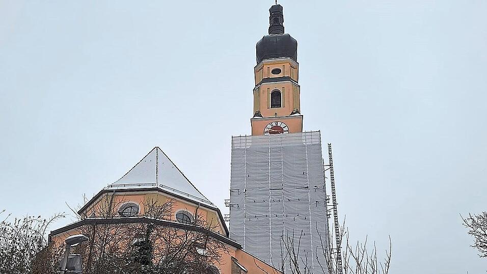 Die Stadtpfarrkirche Mari&auml; Himmelfahrt in Deggendorf ist seit dem 12. Oktober 2025 offiziell ein M&uuml;nster. Die Reparaturarbeiten am Turm sind notwendig f&uuml;r den Erhalt des Gotteshauses.