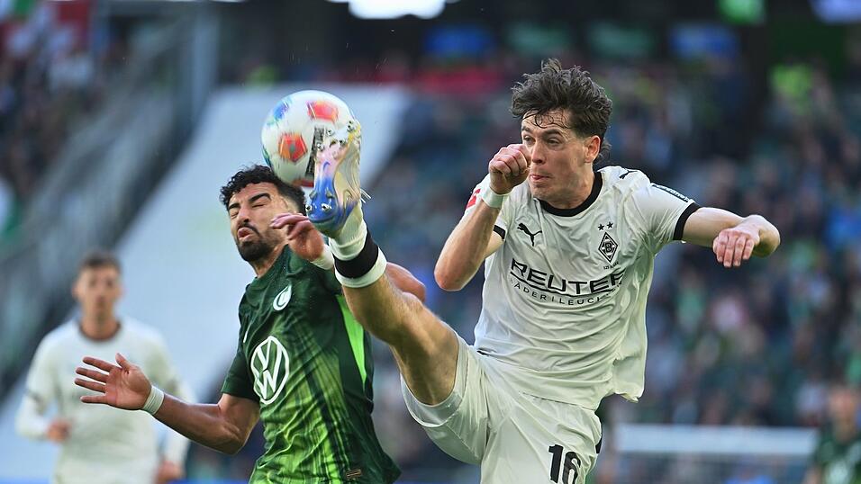 Voller Einsatz: Philipp Sander von Borussia M&ouml;nchengladbach (r) und Wolfsburgs Mohamed Amoura k&auml;mpfen um den Ball.