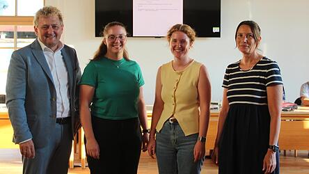 Die neue Jugendarbeitsgruppe mit Bürgermeister Josef Beham (v.l.): Stefanie Huber, Lena Able und Beate Ortmeier. Die neue Jugendarbeitsgruppe mit Bürgermeister Josef Beham (v.l.): Stefanie Huber, Lena Able und Beate Ortmeier.