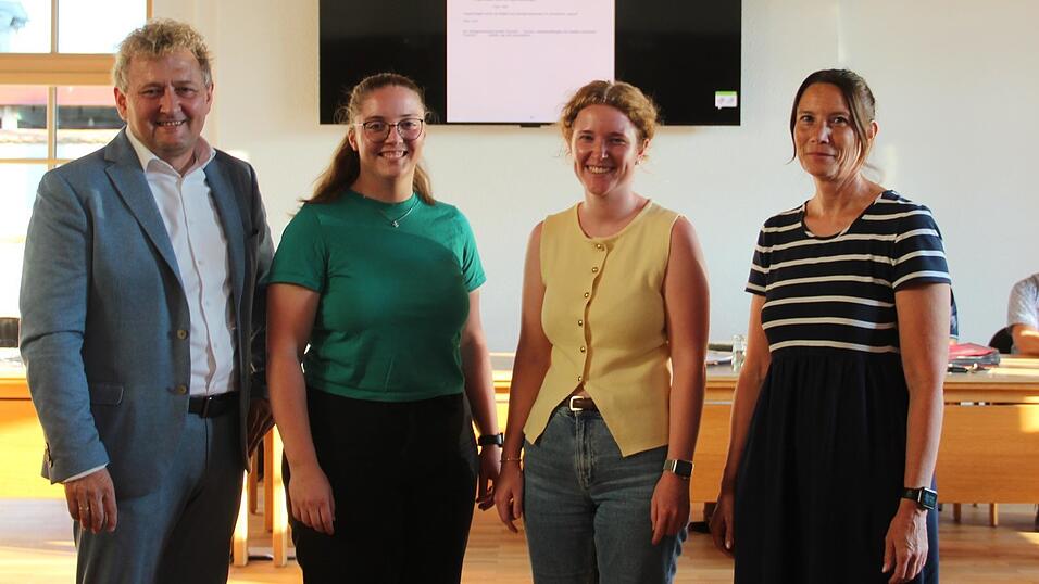 Die neue Jugendarbeitsgruppe mit Bürgermeister Josef Beham (v.l.): Stefanie Huber, Lena Able und Beate Ortmeier. Die neue Jugendarbeitsgruppe mit Bürgermeister Josef Beham (v.l.): Stefanie Huber, Lena Able und Beate Ortmeier.