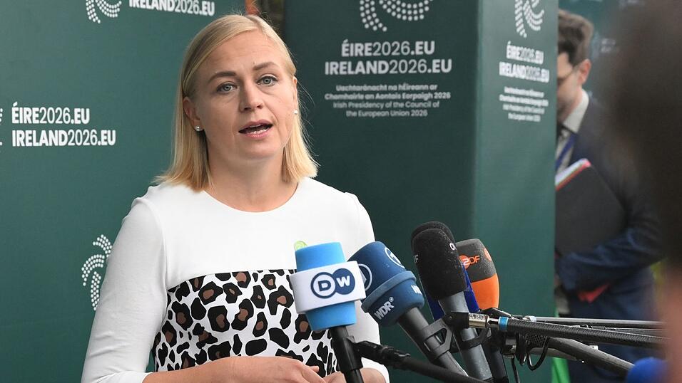 Die finnische Außenministerin Elina Valtonen fordert am Rande des EU-Außenministertreffens in Irland, den Druck auf Moskau zu erhöhen. Die finnische Außenministerin Elina Valtonen fordert am Rande des EU-Außenministertreffens in Irland, den Druck auf Moskau zu erhöhen.