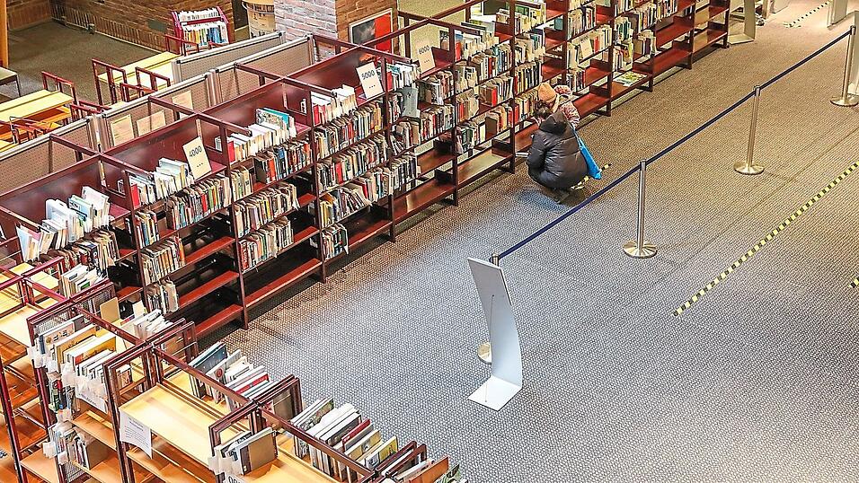 Im Foyer der Stadtbibliothek am Gasteig haben die Mitarbeiter all die vorbestellten Bücher in neu aufgestellte Regale sortiert - für die kontaktlose Abholung. Im Foyer der Stadtbibliothek am Gasteig haben die Mitarbeiter all die vorbestellten Bücher in neu aufgestellte Regale sortiert - für die kontaktlose Abholung.