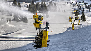 Bei einer Schneekanone l&auml;sst sich stufenweise die Beschaffenheit des k&uuml;nstlichen Schnees regulieren. (Foto: Techno Alpin S&uuml;dtirol)