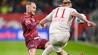 Leipzigs David Raum (l) und Augsburgs Marius Wolf in Aktion.