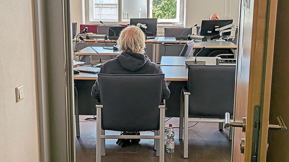 Weil der Angeklagte schweigt, muss eine Vielzahl von Gesch&auml;digten noch bis September in dem Sicherungsverfahren aussagen.