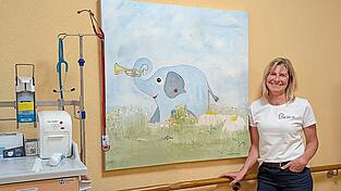 Natürlich musste auch die Elefantendame Frida mit nach Frontenhausen: Astrid Kantner mit dem gemalten Maskottchen von Haus Anna, deren stimmungsaufhellende Wirkung allerdings völlig ortsunabhängig ist.