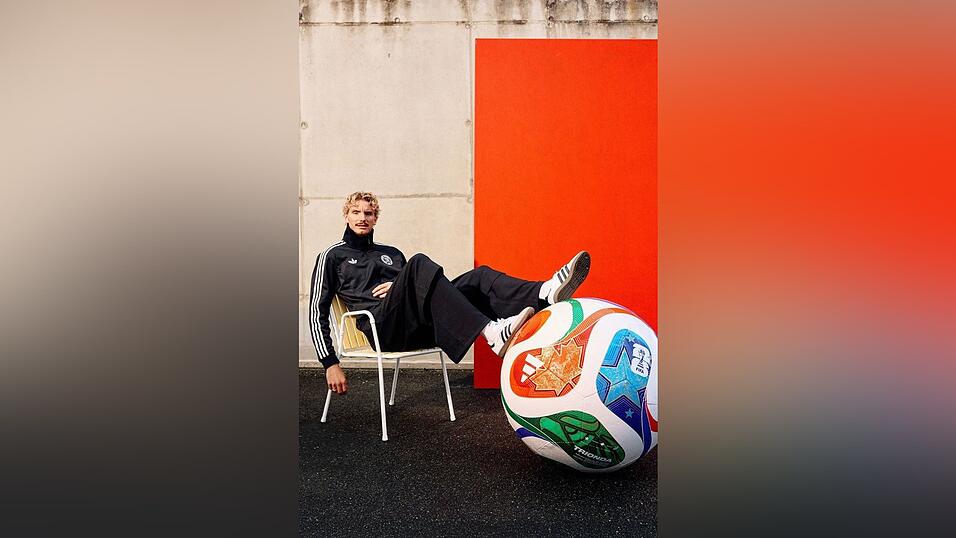 Nick Woltemade hofft auf eine starke WM mit dem neuen Spielball.