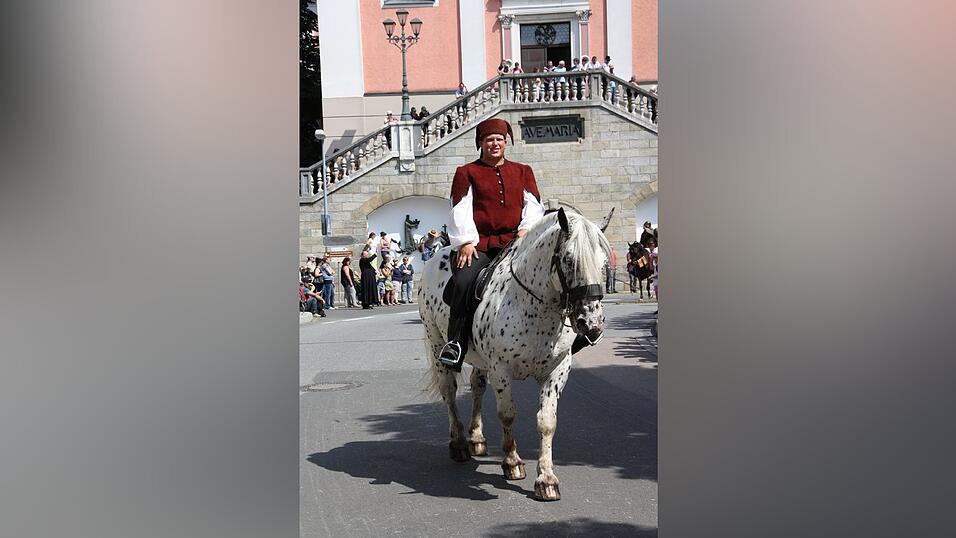 Die schönsten Augenblicke des historischen Drachenstich-Festzuges 2016. Die schönsten Augenblicke des historischen Drachenstich-Festzuges 2016.