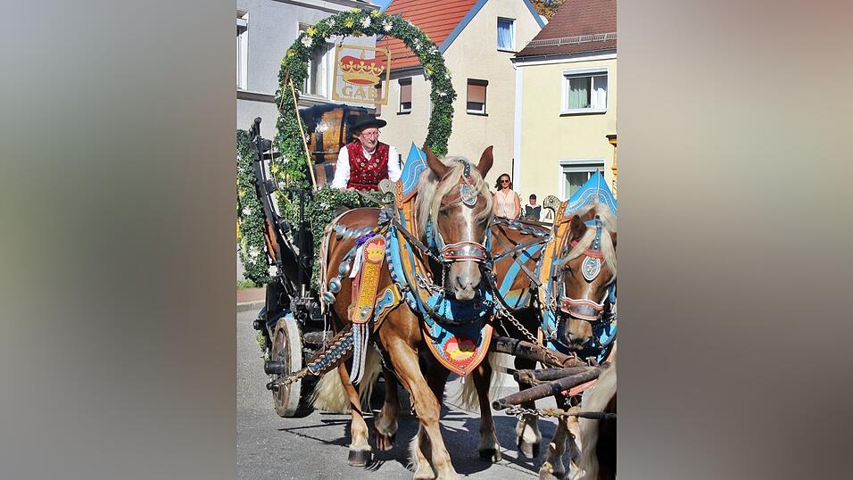 Viele Besucher verfolgten am Sonntag den Umzug auf dem Vilsbiburger Stadtplatz. Viele Besucher verfolgten am Sonntag den Umzug auf dem Vilsbiburger Stadtplatz.
