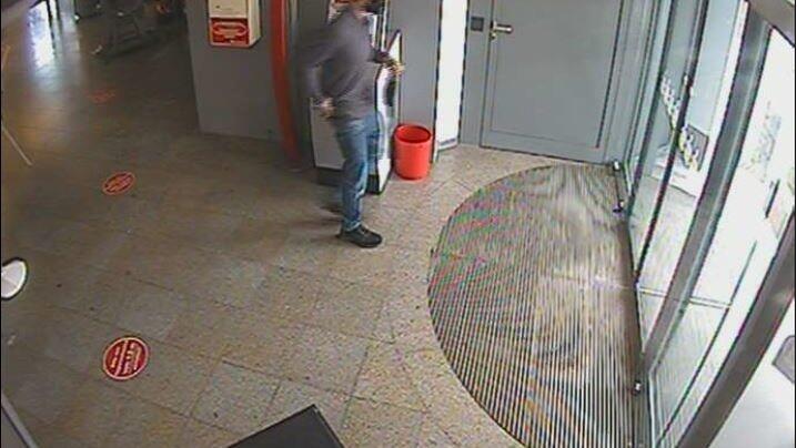Die Aufnahmen der Überwachungskameras zeigen den Täter in der Sparkasse.