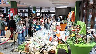 Voller Gabentisch bei der Weihnachtstombola