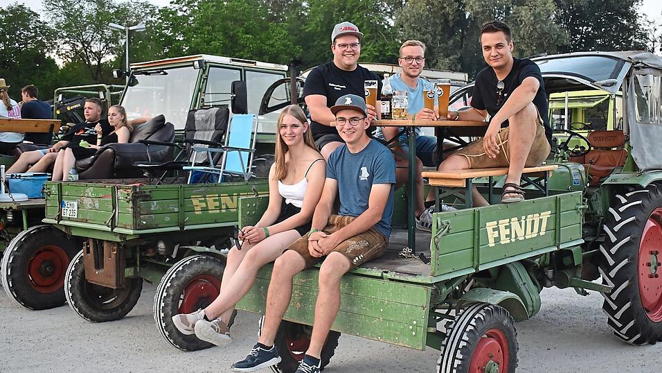 Auf dem Fendt-Geräteträger hatten sich Johannes Diepold (2. v. r.) und sein Team einen gemütlichen Sitzplatz geschaffen. Auf dem Fendt-Geräteträger hatten sich Johannes Diepold (2. v. r.) und sein Team einen gemütlichen Sitzplatz geschaffen.
