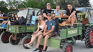 Auf dem Fendt-Geräteträger hatten sich Johannes Diepold (2. v. r.) und sein Team einen gemütlichen Sitzplatz geschaffen. Auf dem Fendt-Geräteträger hatten sich Johannes Diepold (2. v. r.) und sein Team einen gemütlichen Sitzplatz geschaffen.