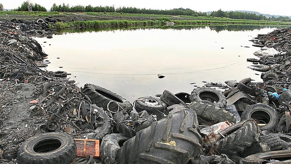 Auf der früheren Uranverarbeitungsanlage bei Mydlovary lagern heute 36 Millionen Tonnen radioaktiven Schlamms. Boden, Wasser und Luft weisen erhöhte Schwermetall- und Strahlenwerte auf. Auf der früheren Uranverarbeitungsanlage bei Mydlovary lagern heute 36 Millionen Tonnen radioaktiven Schlamms. Boden, Wasser und Luft weisen erhöhte Schwermetall- und Strahlenwerte auf.