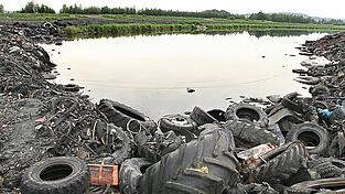 Auf der früheren Uranverarbeitungsanlage bei Mydlovary lagern heute 36 Millionen Tonnen radioaktiven Schlamms. Boden, Wasser und Luft weisen erhöhte Schwermetall- und Strahlenwerte auf.
