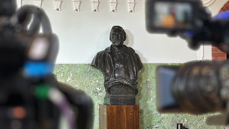 Alle Kameras sind auf Alfred Nobel und die von ihm gestifteten Nobelpreise gerichtet. (Archivbild)