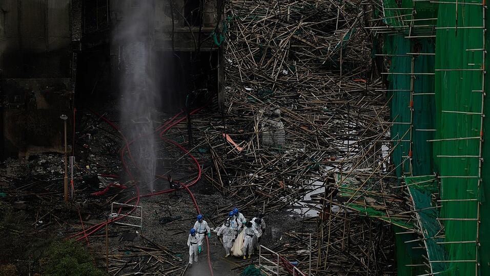 Die Sucharbeiten nach weiteren Leichen könnten noch Wochen andauern. Die Sucharbeiten nach weiteren Leichen könnten noch Wochen andauern.