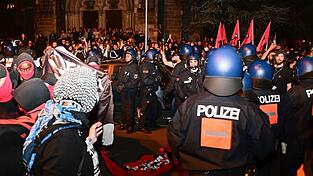 Die Gewerkschaft der Polizei spricht nach der Demonstration am Abend des 1. Mai in Berlin-Kreuzberg von einer gemischten Bilanz.