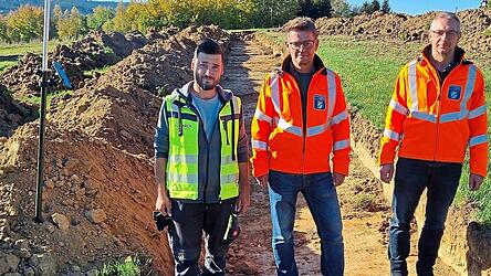 Kurz vor Traidersdorf, wo im Fr&uuml;hjahr mit dem Neubau der Zellertalstra&szlig;e begonnen werden soll, laufen derzeit arch&auml;ologische Untersuchungen. Arch&auml;ologe Balint Zsombor, Baudirektor Dr. Richard Bosl und Stefan Schiegl (Bau&uuml;berwachung) stellen die Ma&szlig;nahme vor (v.l.).
