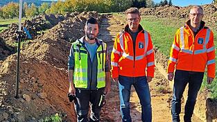 Kurz vor Traidersdorf, wo im Frühjahr mit dem Neubau der Zellertalstraße begonnen werden soll, laufen derzeit archäologische Untersuchungen. Archäologe Balint Zsombor, Baudirektor Dr. Richard Bosl und Stefan Schiegl (Bauüberwachung) stellen die Maßnahme vor (v.l.). Kurz vor Traidersdorf, wo im Frühjahr mit dem Neubau der Zellertalstraße begonnen werden soll, laufen derzeit archäologische Untersuchungen. Archäologe Balint Zsombor, Baudirektor Dr. Richard Bosl und Stefan Schiegl (Bauüberwachung) stellen die Maßnahme vor (v.l.).