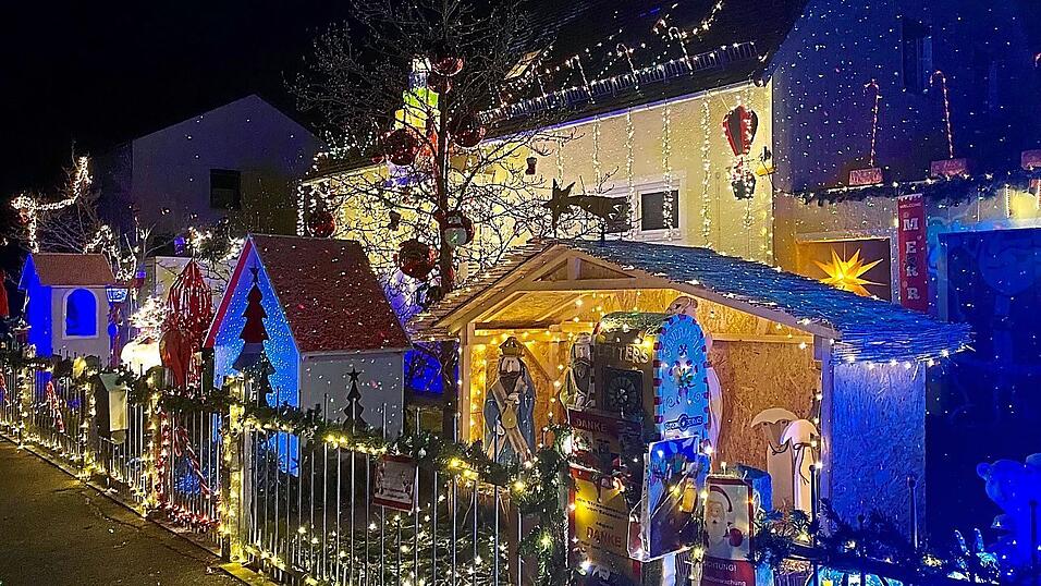 Dieses Jahr erstrahlt das Weihnachtshaus so hell wie noch nie - die zahlreichen LED-Lichter und -Laser sind nochmal erweitert worden.