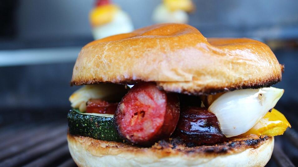 Die herzhafte Chorizo als Burger-Gericht. Die Herausforderung, die sich hierbei stellt: Wenn man das Gemüse in Form von Zwiebeln, Paprika und Zucchini mit samt der in Scheiben geschnittenen Wurst auf den Spieß gesteckt hat und grillt, läuft der herrliche Fleischsaft und das Fett aus dem Fleisch und durch den Rost in den Grill. Was darum machen? Aufstellen! Also die Spieße. Die Frage ist nur wie? Im Artikel finden Sie die Lösung.