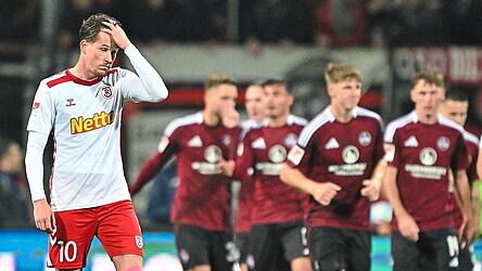 Regensburgs Christian Viet (in Weiß) ist nach dem 3:8 des SSV Jahn sichtlich bedient. Er traf per Elfmeter zum zwischenzeitlichen 2:2-Ausgleich. Regensburgs Christian Viet (in Weiß) ist nach dem 3:8 des SSV Jahn sichtlich bedient. Er traf per Elfmeter zum zwischenzeitlichen 2:2-Ausgleich.