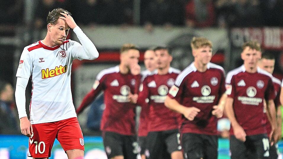 Regensburgs Christian Viet (in Weiß) ist nach dem 3:8 des SSV Jahn sichtlich bedient. Er traf per Elfmeter zum zwischenzeitlichen 2:2-Ausgleich. Regensburgs Christian Viet (in Weiß) ist nach dem 3:8 des SSV Jahn sichtlich bedient. Er traf per Elfmeter zum zwischenzeitlichen 2:2-Ausgleich.