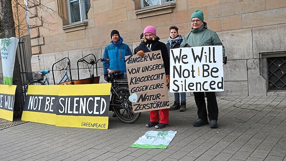 Astrid Schnell und Frank Geschke standen bei der Mahnwache vor dem Justizgeb&auml;ude.