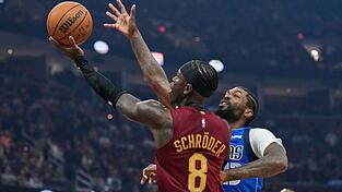 Dennis Schröder musste sich mit Cleveland diesmal Dallas geschlagen geben. Dennis Schröder musste sich mit Cleveland diesmal Dallas geschlagen geben.