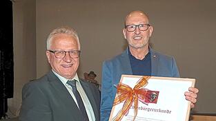 2. B&uuml;rgermeister Josef Lampoltshammer (rechts) &uuml;berreichte dem ausgeschiedenen B&uuml;rgermeister Matth&auml;us Mandl (links) die Ernennungsurkunde zum Ehrenb&uuml;rger.