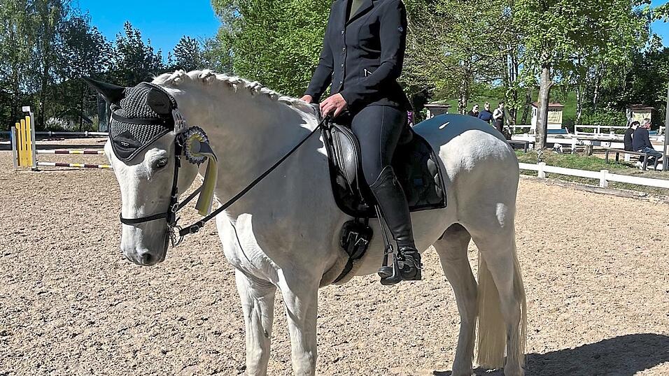 Stolz präsentiert sich Silber-Gewinnerin Laura Arndt mit ihrem Schimmel. Stolz präsentiert sich Silber-Gewinnerin Laura Arndt mit ihrem Schimmel.