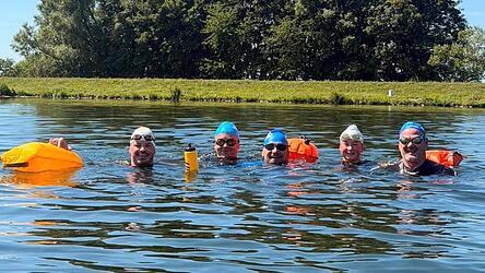 Ein starkes Team des Schwimmvereins (v.r.) mit Markus Schuirer, Marlene Meier, Max Rauch und Dorian Burkardt begleitete gut zehn Kilometer lang den Extremschwimmer Joseph He&szlig; auf seiner Mission in der Donau.