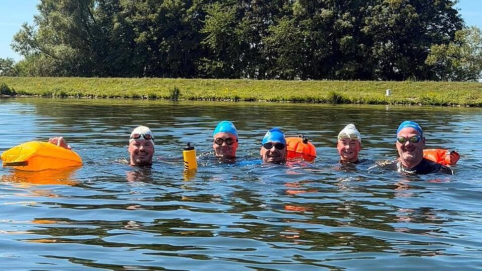 Ein starkes Team des Schwimmvereins (v.r.) mit Markus Schuirer, Marlene Meier, Max Rauch und Dorian Burkardt begleitete gut zehn Kilometer lang den Extremschwimmer Joseph Heß auf seiner Mission in der Donau. Ein starkes Team des Schwimmvereins (v.r.) mit Markus Schuirer, Marlene Meier, Max Rauch und Dorian Burkardt begleitete gut zehn Kilometer lang den Extremschwimmer Joseph Heß auf seiner Mission in der Donau.