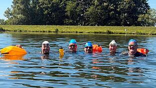 Ein starkes Team des Schwimmvereins (v.r.) mit Markus Schuirer, Marlene Meier, Max Rauch und Dorian Burkardt begleitete gut zehn Kilometer lang den Extremschwimmer Joseph Heß auf seiner Mission in der Donau. Ein starkes Team des Schwimmvereins (v.r.) mit Markus Schuirer, Marlene Meier, Max Rauch und Dorian Burkardt begleitete gut zehn Kilometer lang den Extremschwimmer Joseph Heß auf seiner Mission in der Donau.