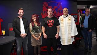 Robert Wallenta (Dritter von links) mit B&uuml;rgermeisterin Heike Fries, Pfarrer Adolf Sch&ouml;ls und Hauseigent&uuml;mer Patrick Spreitzer bei der Er&ouml;ffnungsfeier.